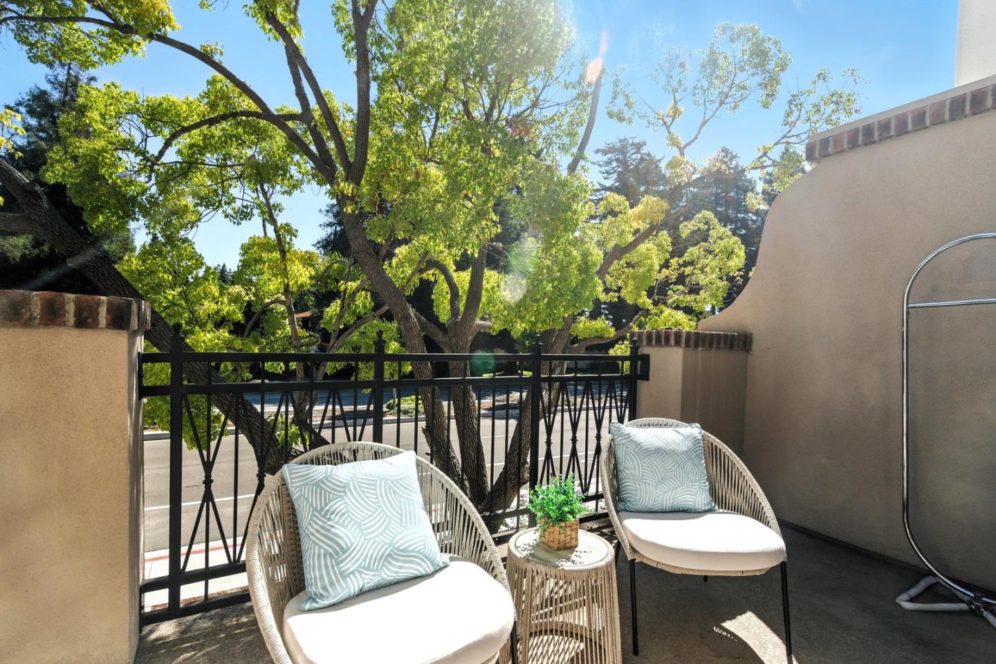 Detail Gallery Image 21 of 53 For 2014 W Middlefield Rd, Mountain View,  CA 94043 - 2 Beds | 2/1 Baths