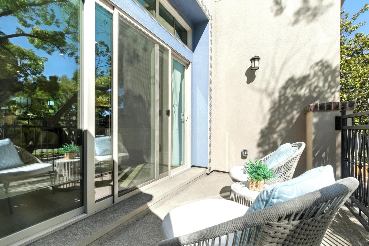 Detail Gallery Image 22 of 53 For 2014 W Middlefield Rd, Mountain View,  CA 94043 - 2 Beds | 2/1 Baths