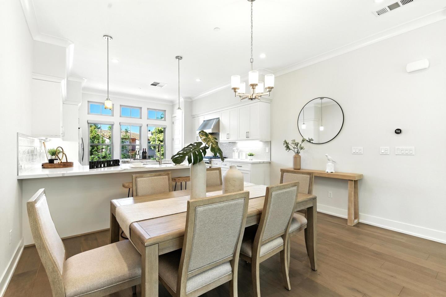 Detail Gallery Image 5 of 53 For 2014 W Middlefield Rd, Mountain View,  CA 94043 - 2 Beds | 2/1 Baths