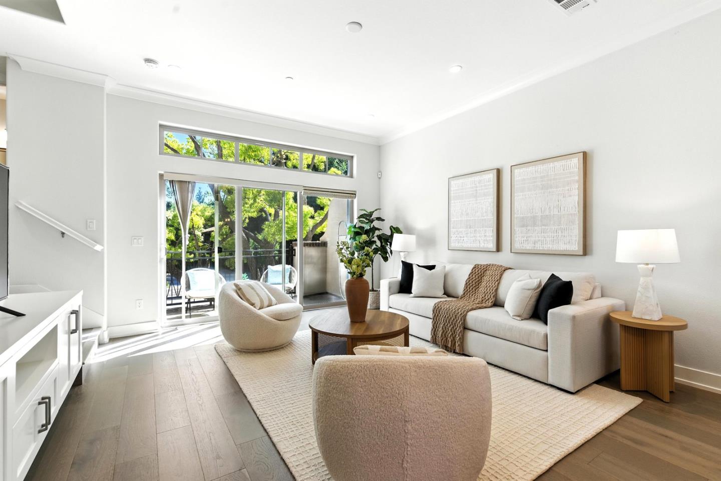 Detail Gallery Image 9 of 53 For 2014 W Middlefield Rd, Mountain View,  CA 94043 - 2 Beds | 2/1 Baths