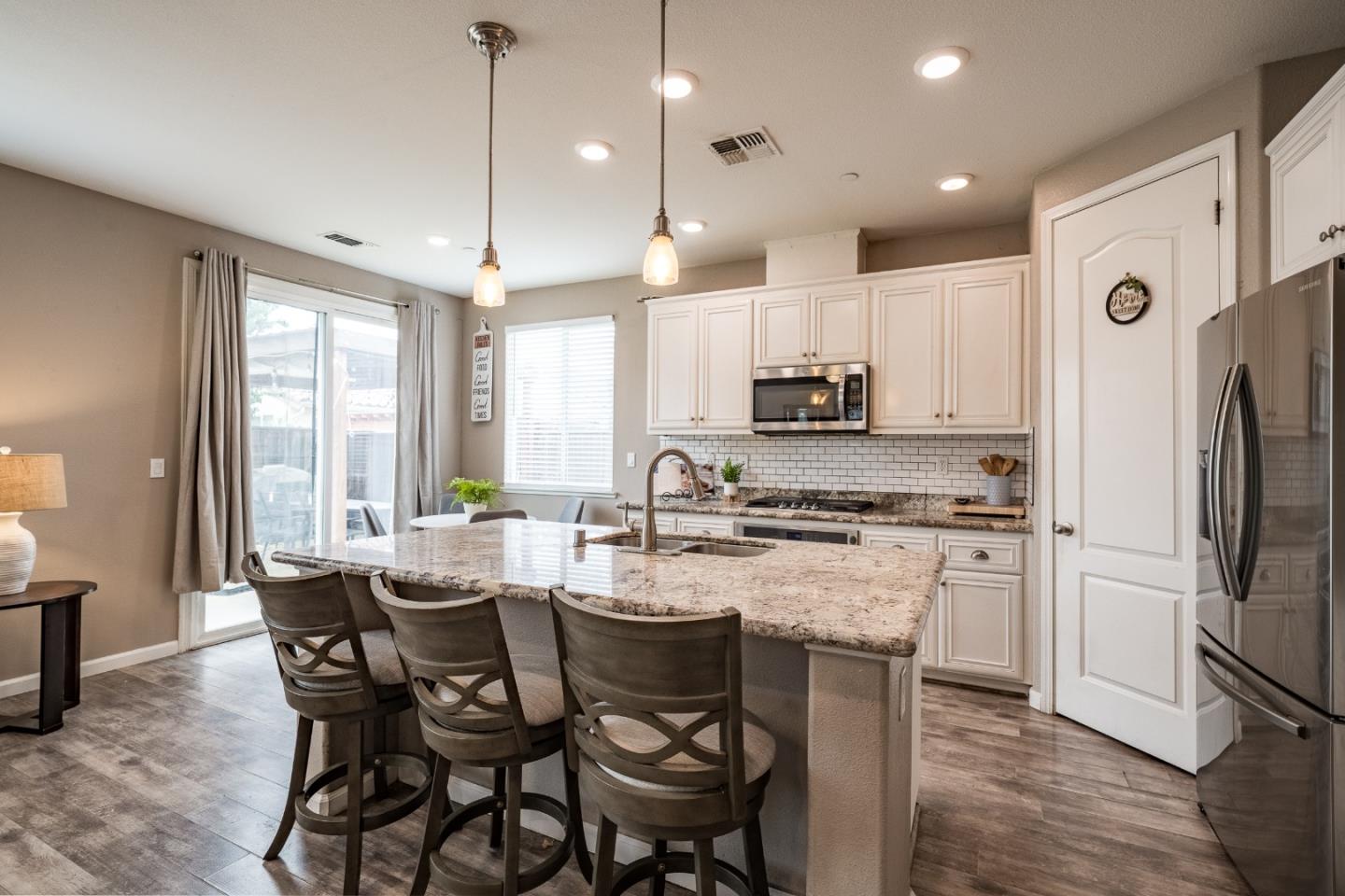 Detail Gallery Image 4 of 11 For 1248 Trask Dr, Hollister,  CA 95023 - 3 Beds | 2 Baths