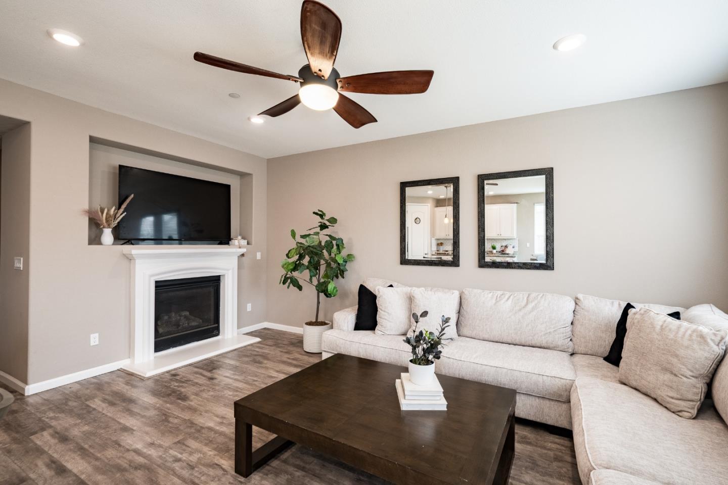 Detail Gallery Image 6 of 11 For 1248 Trask Dr, Hollister,  CA 95023 - 3 Beds | 2 Baths