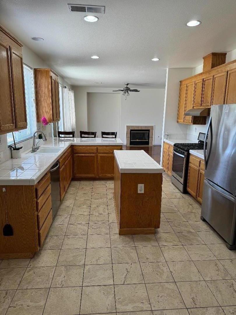 Detail Gallery Image 8 of 38 For 949 Terraza St, Soledad,  CA 93960 - 5 Beds | 3 Baths