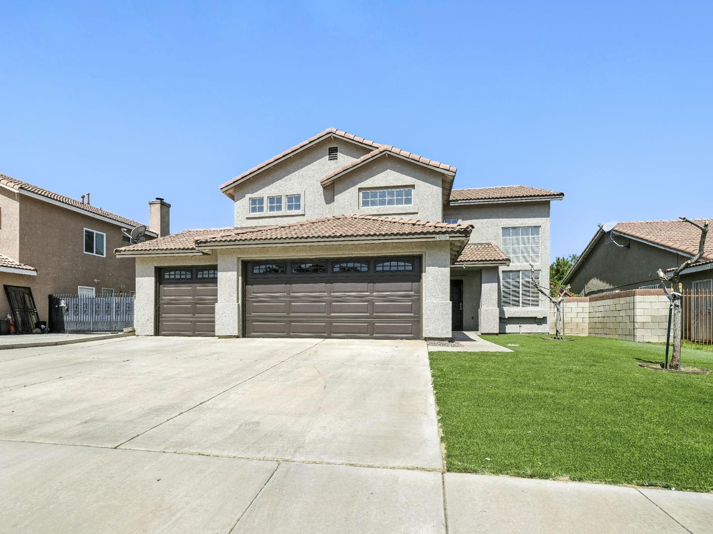 Detail Gallery Image 1 of 32 For 44131 Sunmist Ct, Lancaster,  CA 93535 - 7 Beds | 3 Baths