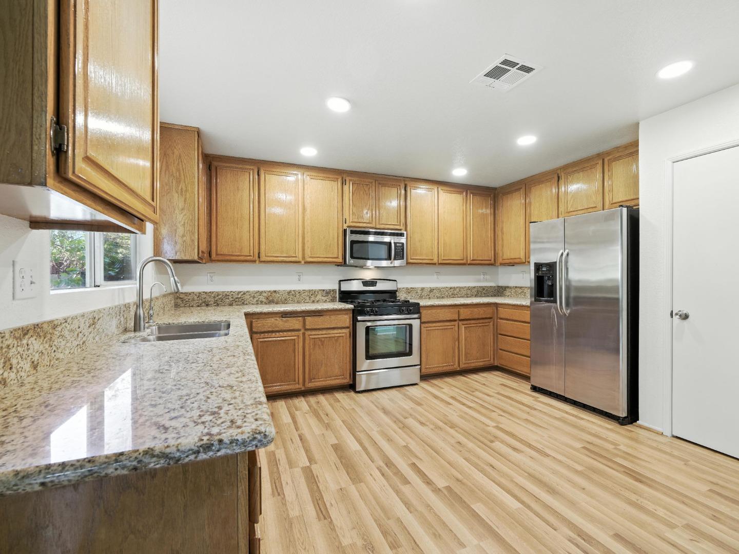 Detail Gallery Image 10 of 32 For 44131 Sunmist Ct, Lancaster,  CA 93535 - 7 Beds | 3 Baths