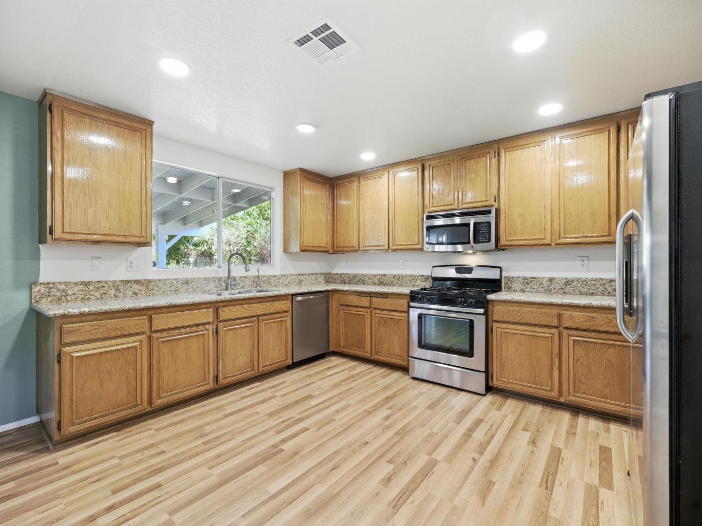 Detail Gallery Image 11 of 32 For 44131 Sunmist Ct, Lancaster,  CA 93535 - 7 Beds | 3 Baths