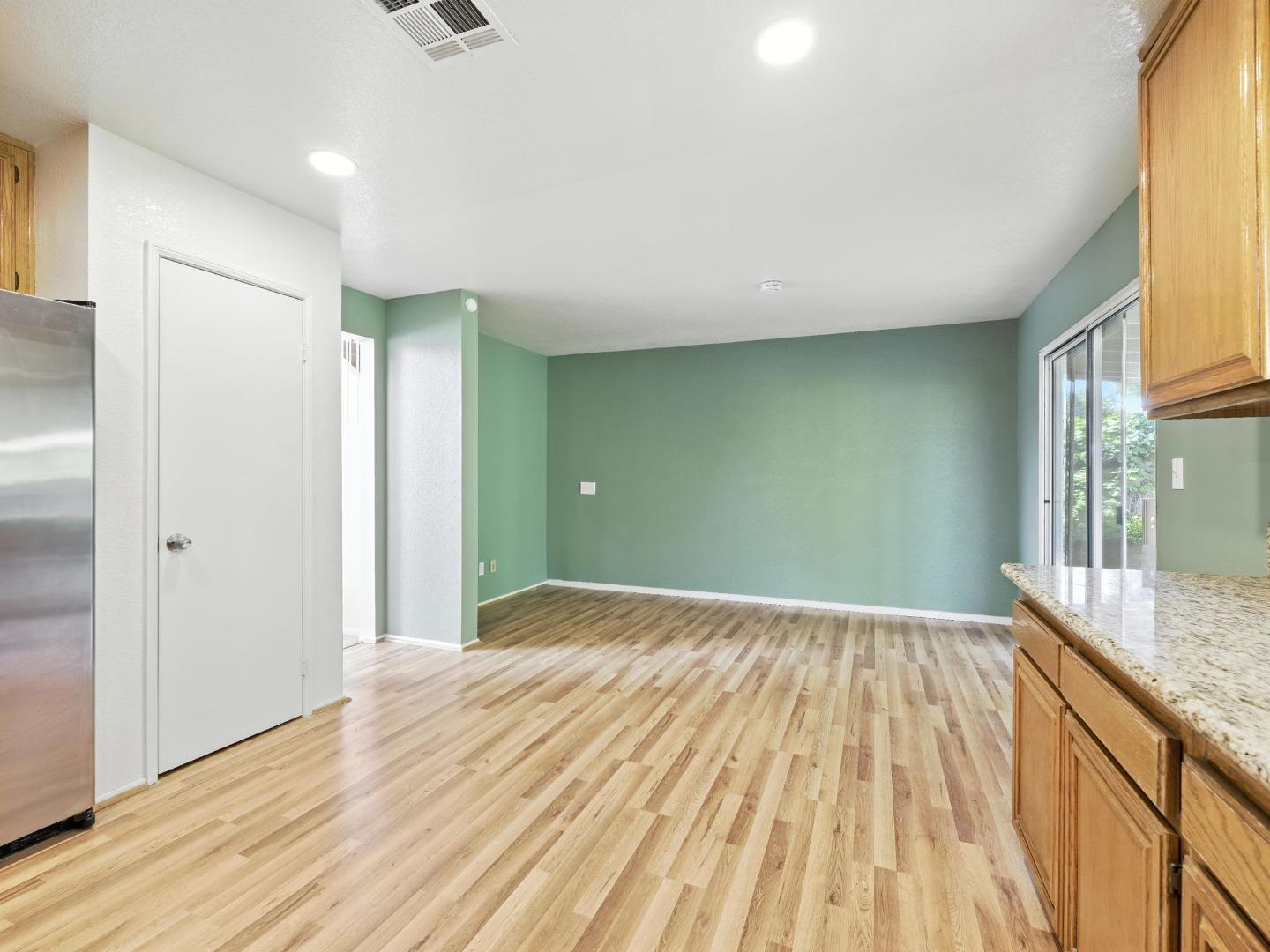 Detail Gallery Image 12 of 32 For 44131 Sunmist Ct, Lancaster,  CA 93535 - 7 Beds | 3 Baths