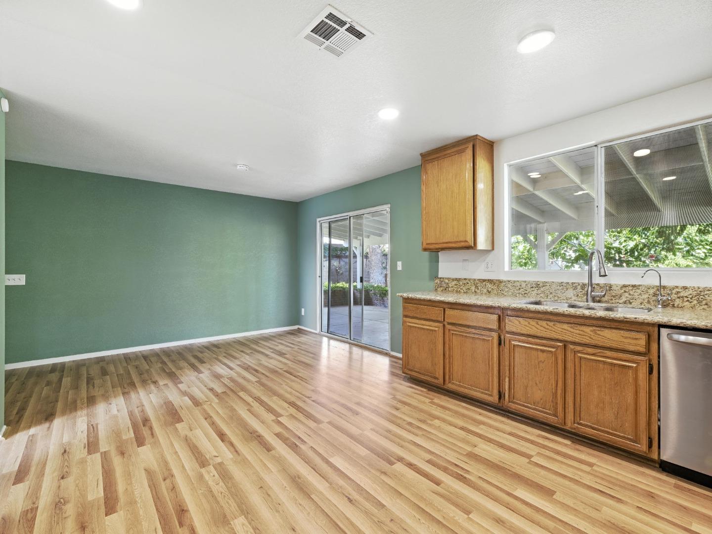 Detail Gallery Image 13 of 32 For 44131 Sunmist Ct, Lancaster,  CA 93535 - 7 Beds | 3 Baths