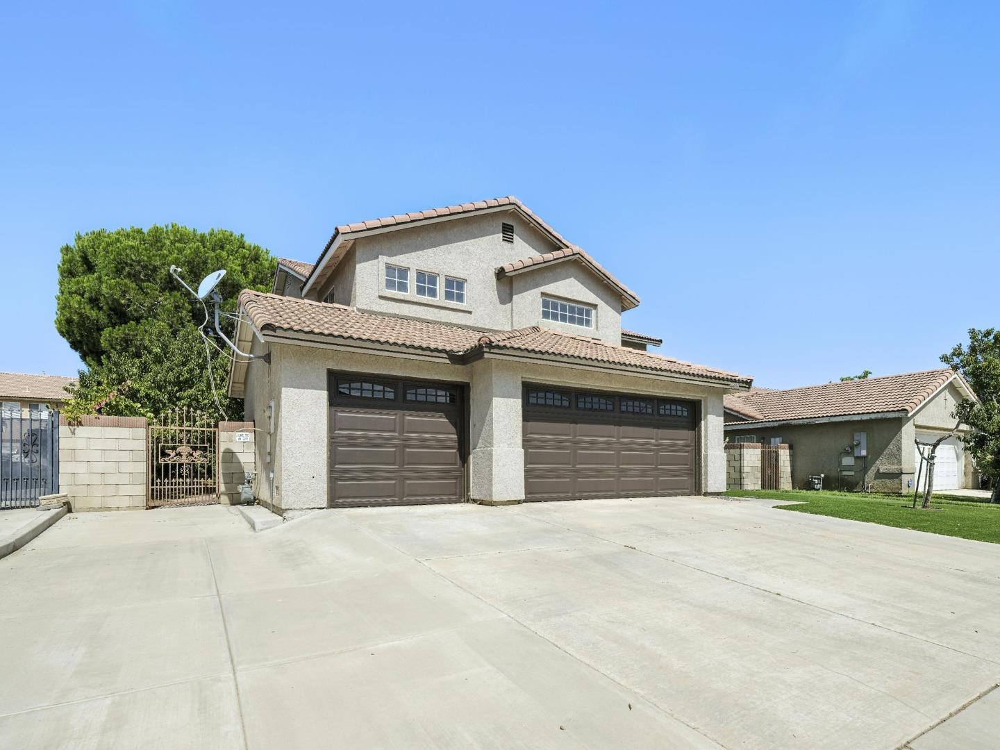 Detail Gallery Image 2 of 32 For 44131 Sunmist Ct, Lancaster,  CA 93535 - 7 Beds | 3 Baths