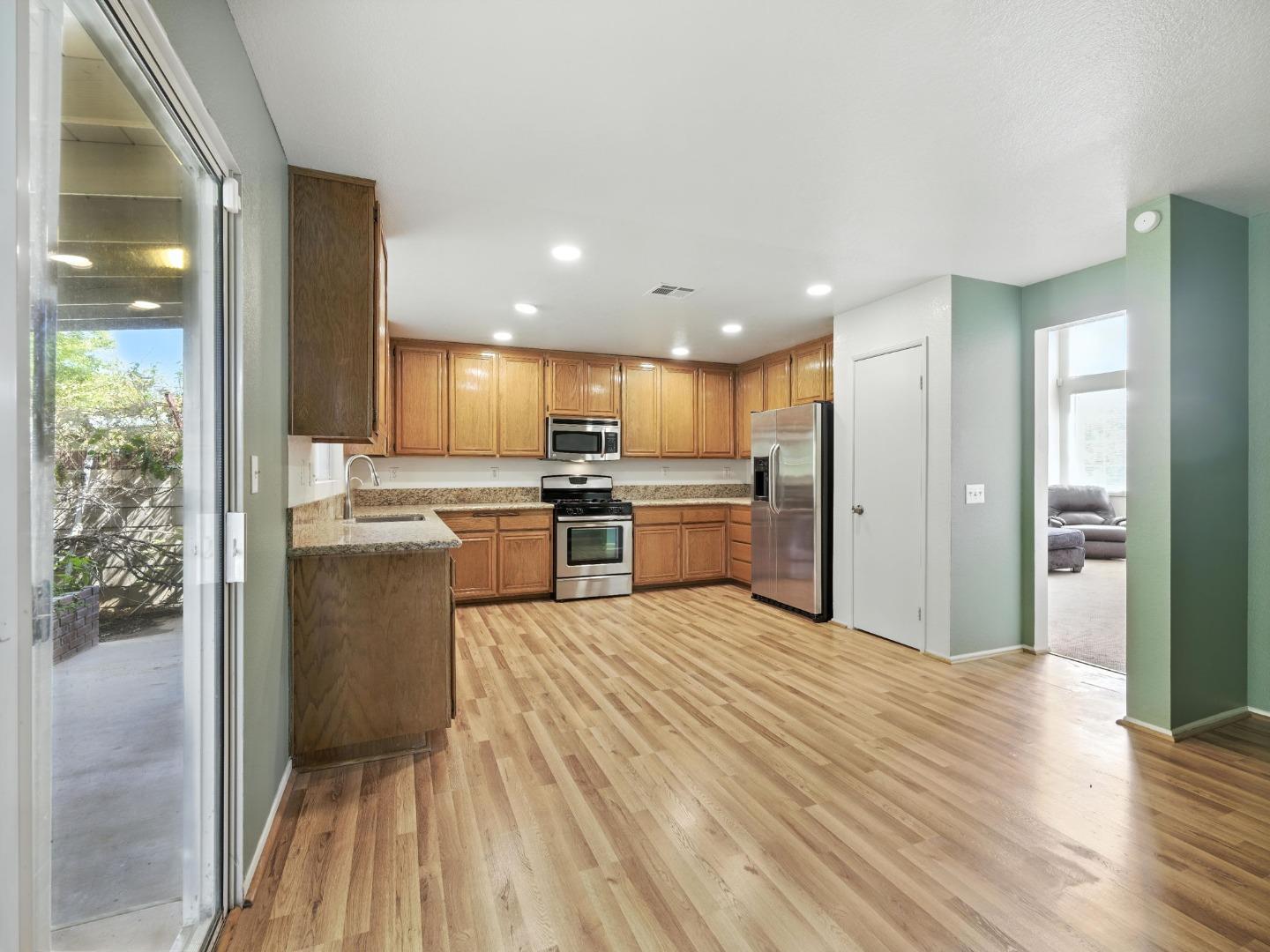 Detail Gallery Image 8 of 32 For 44131 Sunmist Ct, Lancaster,  CA 93535 - 7 Beds | 3 Baths