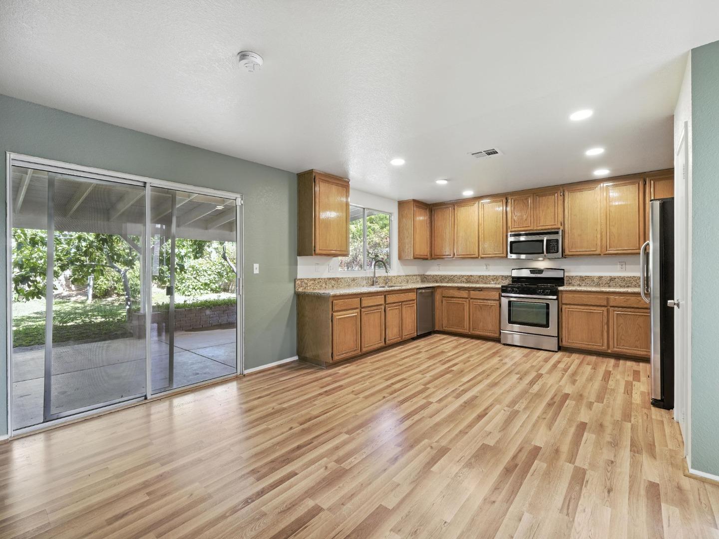 Detail Gallery Image 9 of 32 For 44131 Sunmist Ct, Lancaster,  CA 93535 - 7 Beds | 3 Baths
