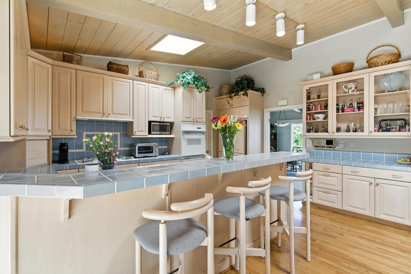 Detail Gallery Image 13 of 57 For 2935 Sherwood Dr, San Carlos,  CA 94070 - 4 Beds | 3/1 Baths
