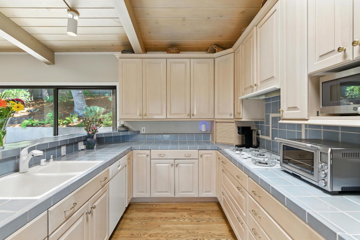 Detail Gallery Image 14 of 57 For 2935 Sherwood Dr, San Carlos,  CA 94070 - 4 Beds | 3/1 Baths
