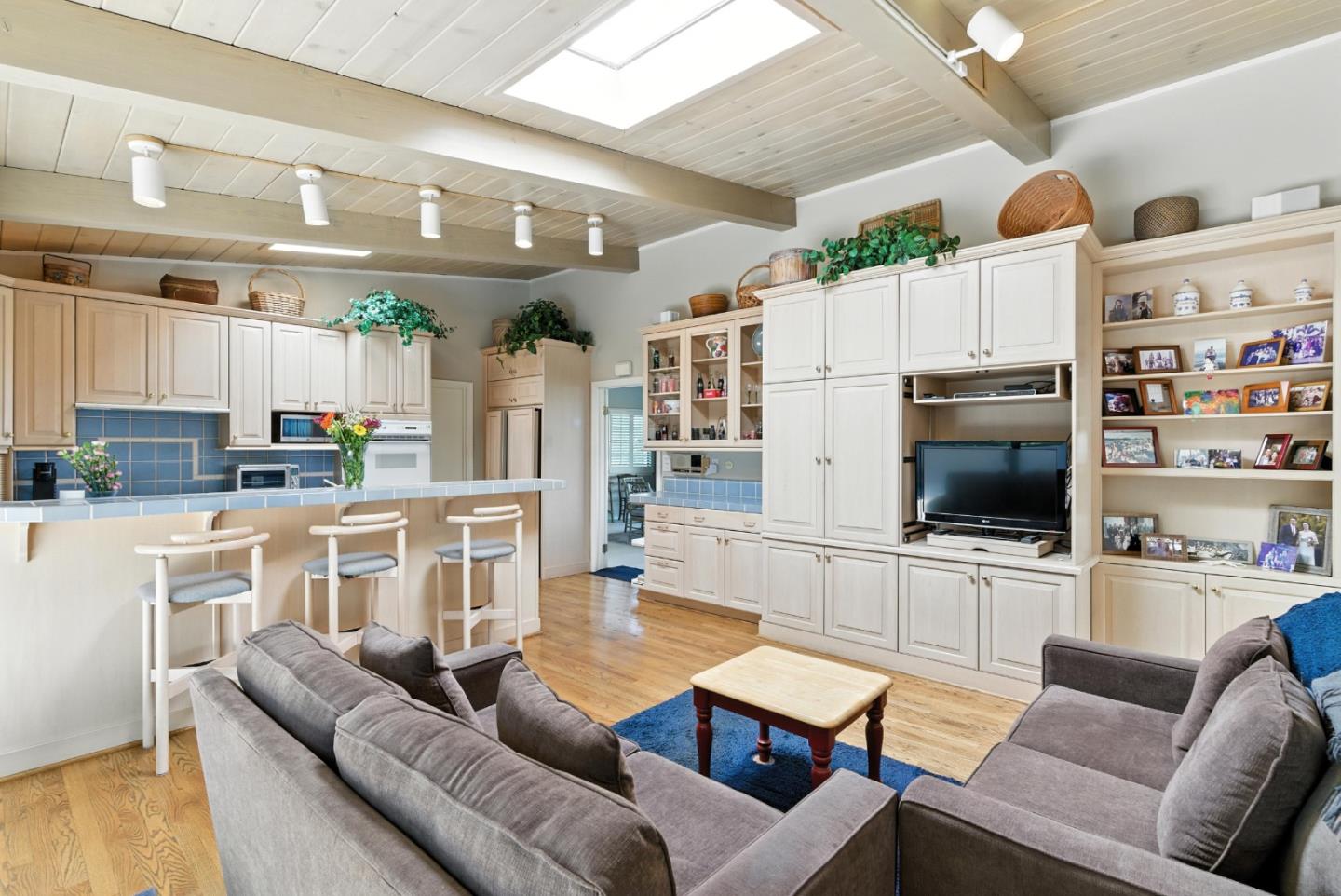 Detail Gallery Image 17 of 57 For 2935 Sherwood Dr, San Carlos,  CA 94070 - 4 Beds | 3/1 Baths
