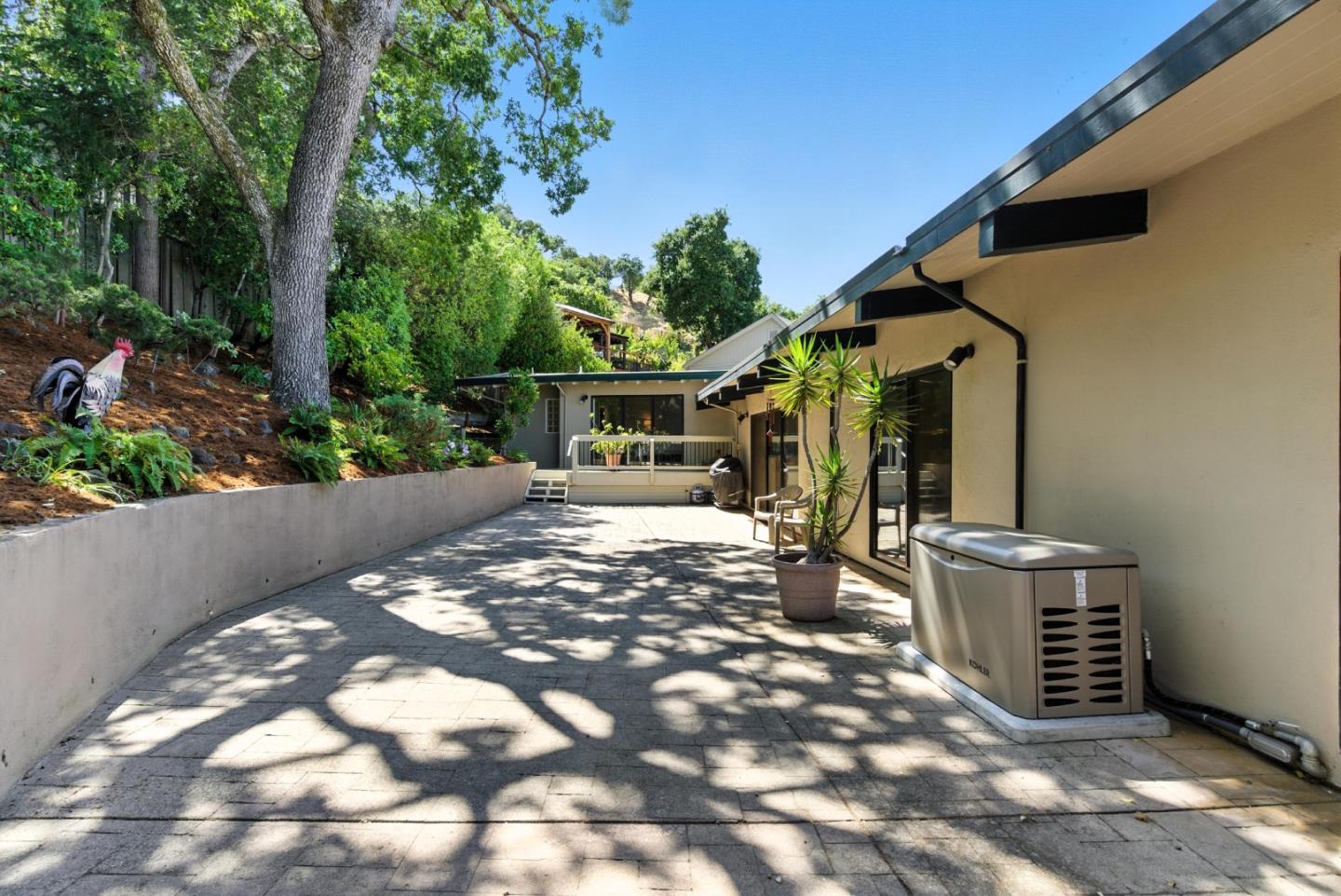 Detail Gallery Image 44 of 57 For 2935 Sherwood Dr, San Carlos,  CA 94070 - 4 Beds | 3/1 Baths