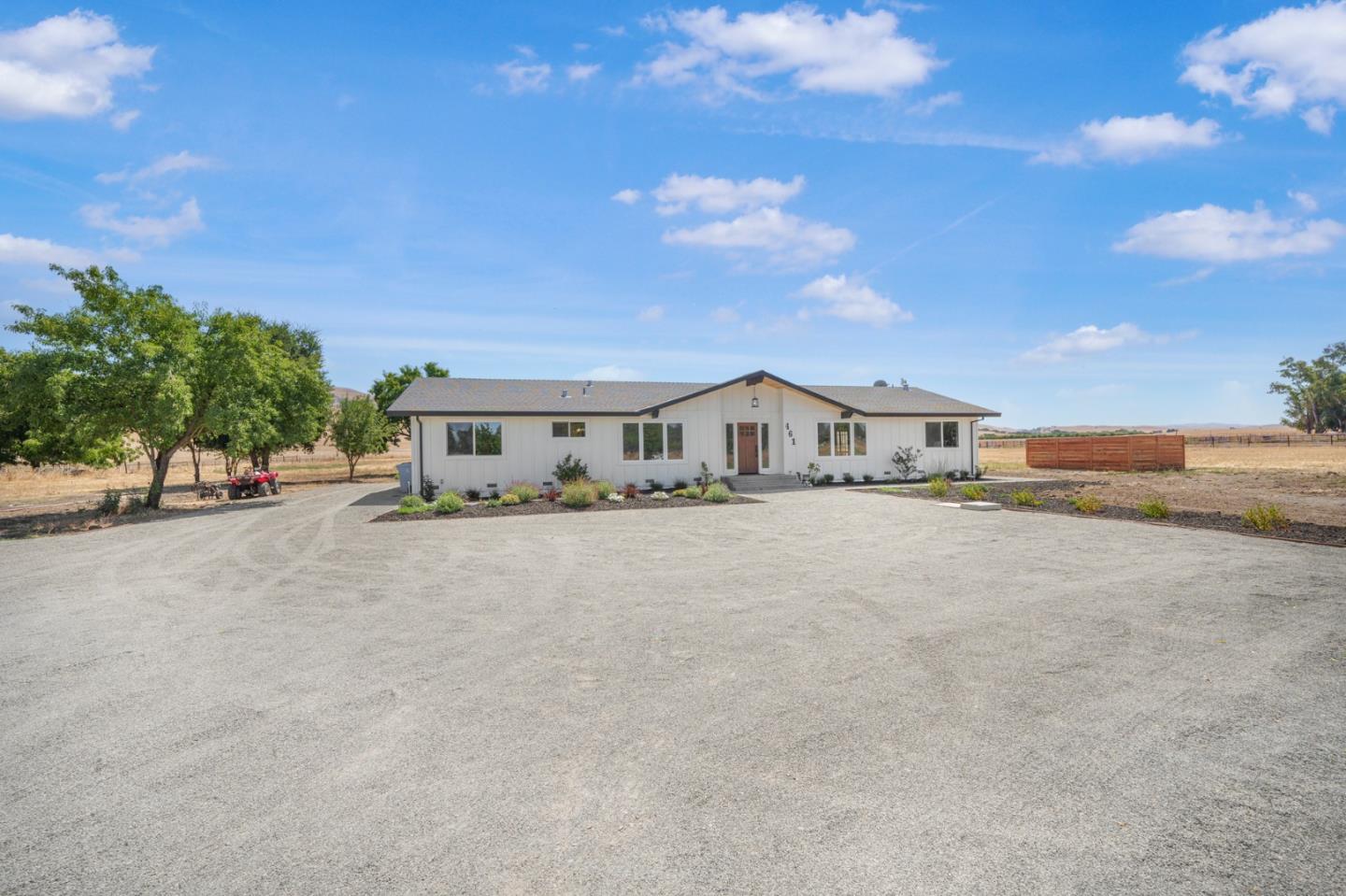 Detail Gallery Image 2 of 36 For 461 Morada Ln, Hollister,  CA 95023 - 3 Beds | 2/1 Baths