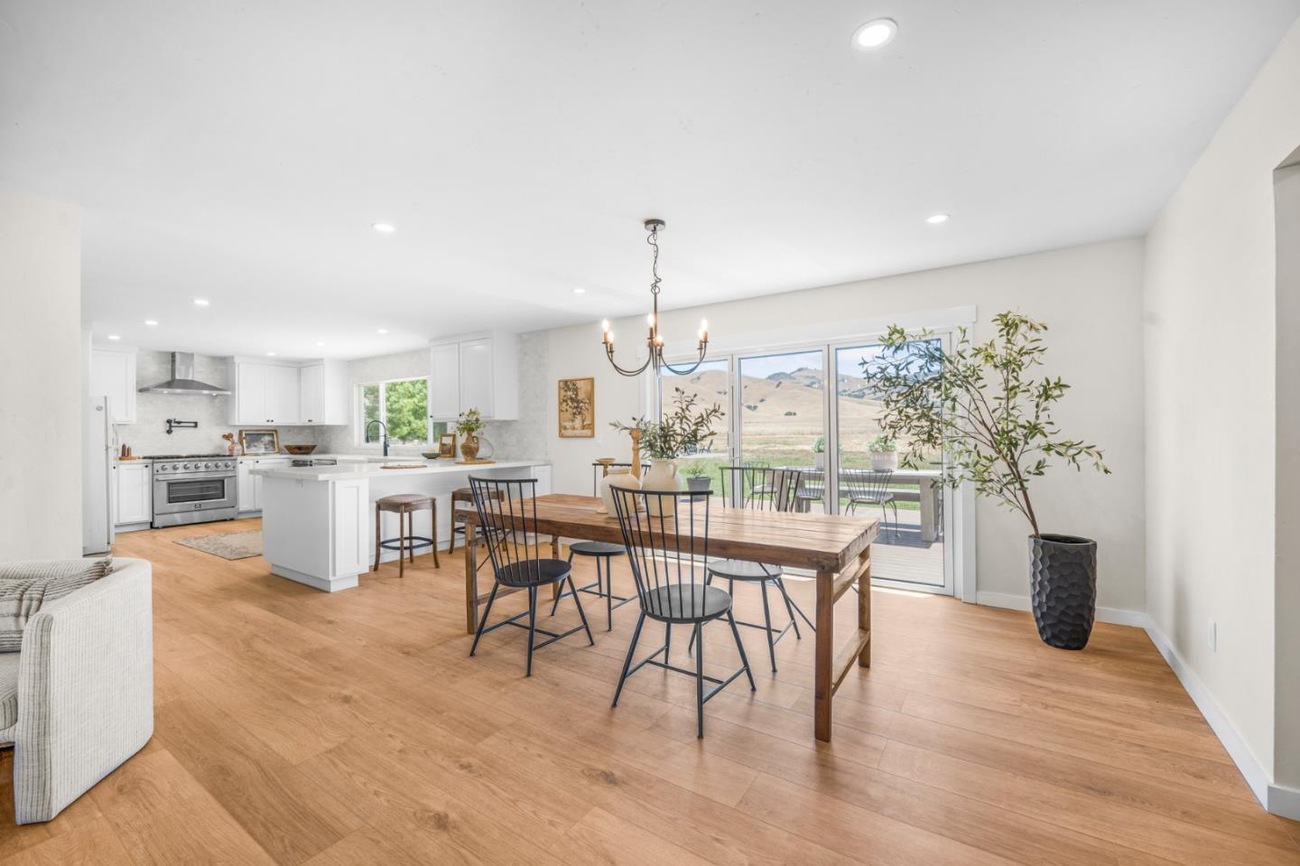Detail Gallery Image 8 of 36 For 461 Morada Ln, Hollister,  CA 95023 - 3 Beds | 2/1 Baths