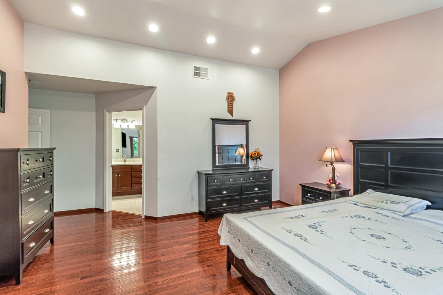 Detail Gallery Image 20 of 42 For 606 Skyway Dr, San Jose,  CA 95111 - 3 Beds | 3 Baths