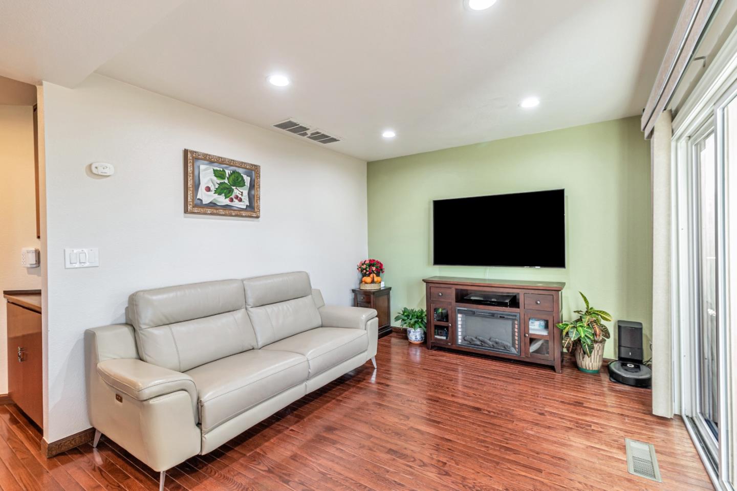 Detail Gallery Image 8 of 42 For 606 Skyway Dr, San Jose,  CA 95111 - 3 Beds | 3 Baths