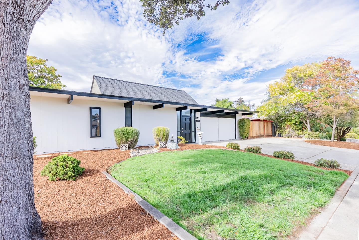 Detail Gallery Image 3 of 48 For 941 Pendleton Ave, Sunnyvale,  CA 94087 - 4 Beds | 2 Baths