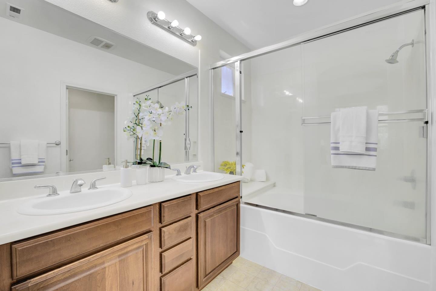 Detail Gallery Image 16 of 36 For 3072 Mary Helen Ln, San Jose,  CA 95136 - 4 Beds | 3/1 Baths