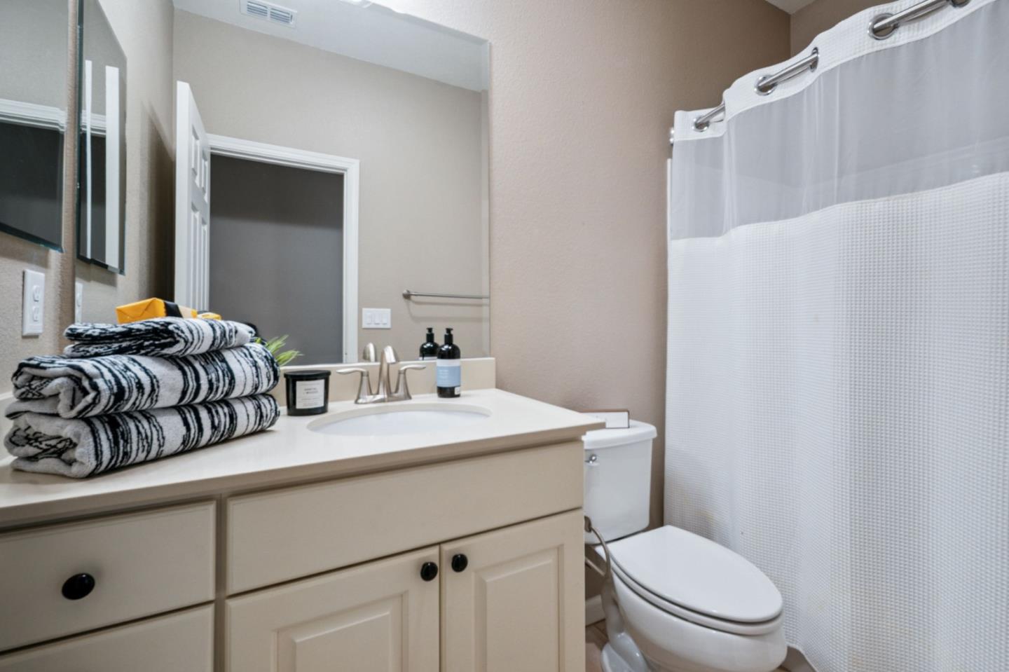 Detail Gallery Image 16 of 37 For 322 Misty Cir, Livermore,  CA 94550 - 5 Beds | 3 Baths