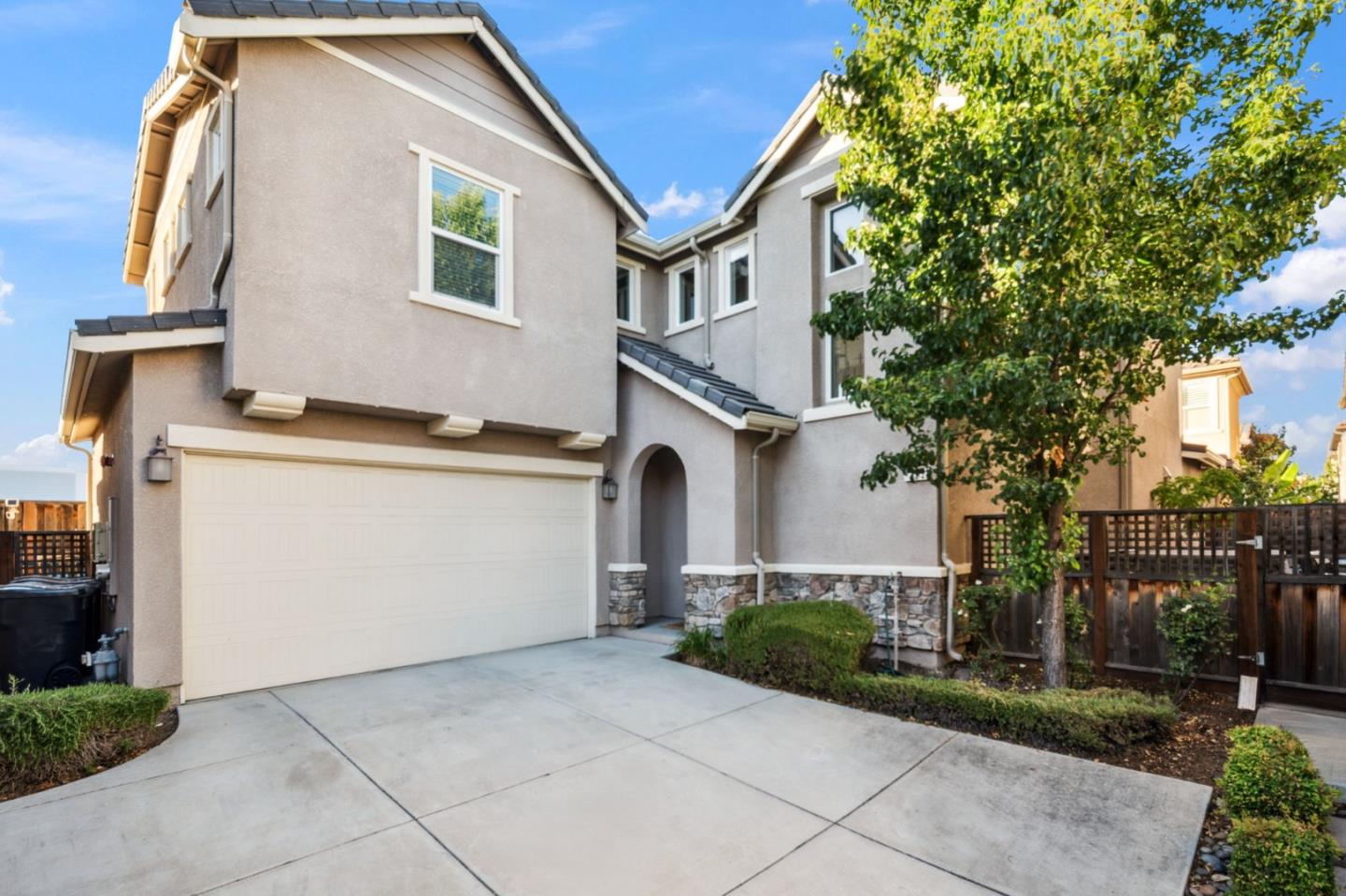 Detail Gallery Image 2 of 37 For 322 Misty Cir, Livermore,  CA 94550 - 5 Beds | 3 Baths