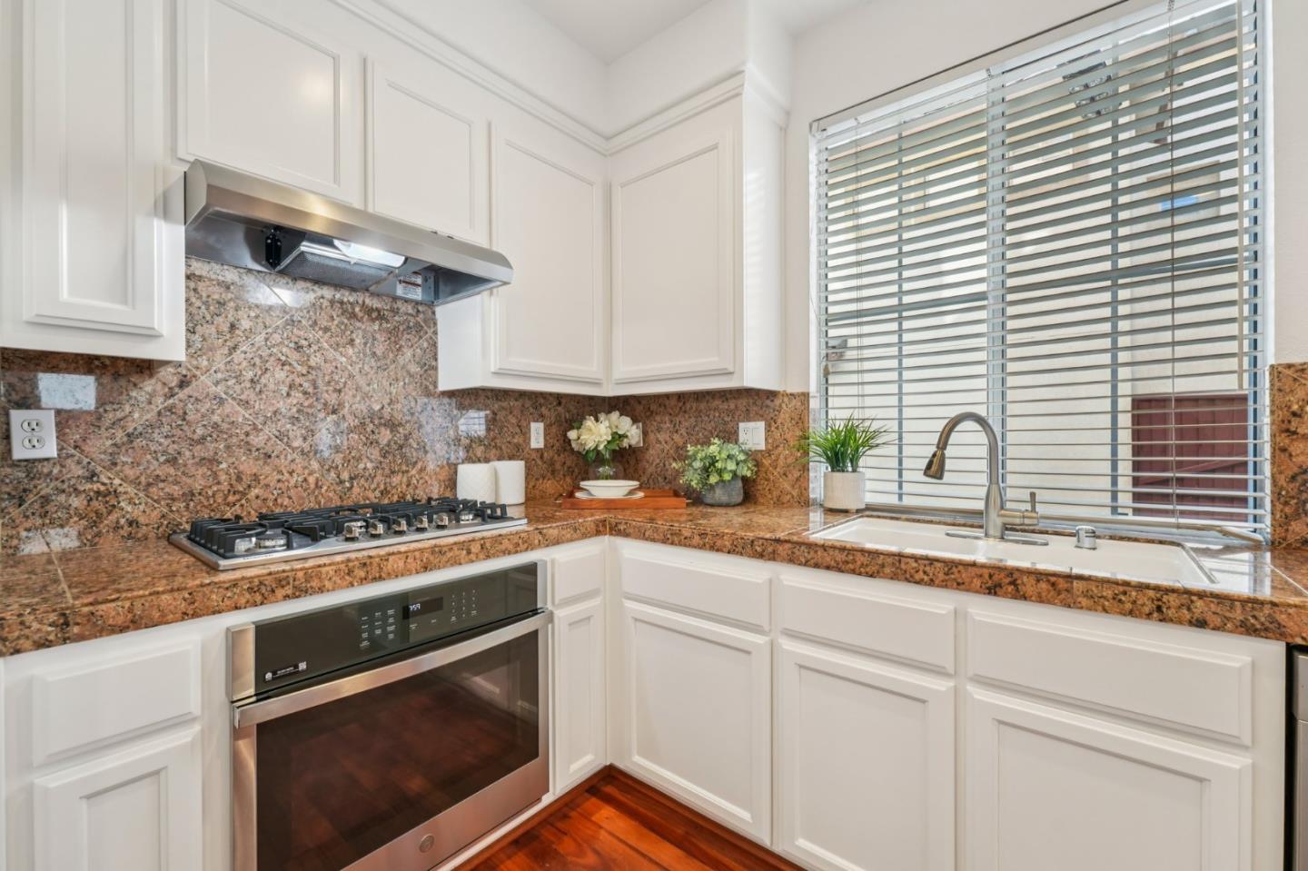Detail Gallery Image 8 of 97 For 3455 Maroun Pl, San Jose,  CA 95148 - 3 Beds | 2/1 Baths