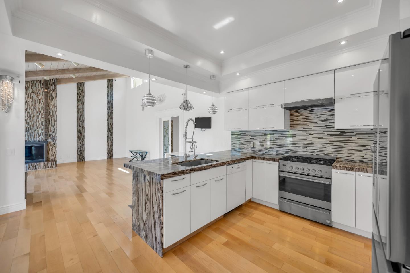Detail Gallery Image 4 of 20 For 30 Bluebell Ln, Hillsborough,  CA 94010 - 4 Beds | 4/1 Baths