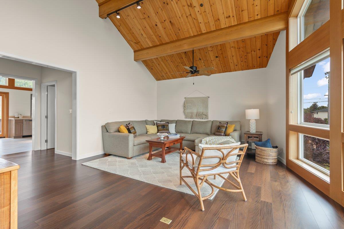 Detail Gallery Image 12 of 41 For 350 6th Ave, Half Moon Bay,  CA 94019 - 3 Beds | 2/1 Baths