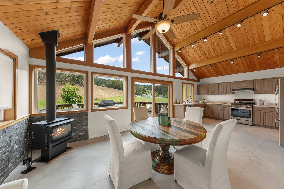 Detail Gallery Image 13 of 41 For 350 6th Ave, Half Moon Bay,  CA 94019 - 3 Beds | 2/1 Baths