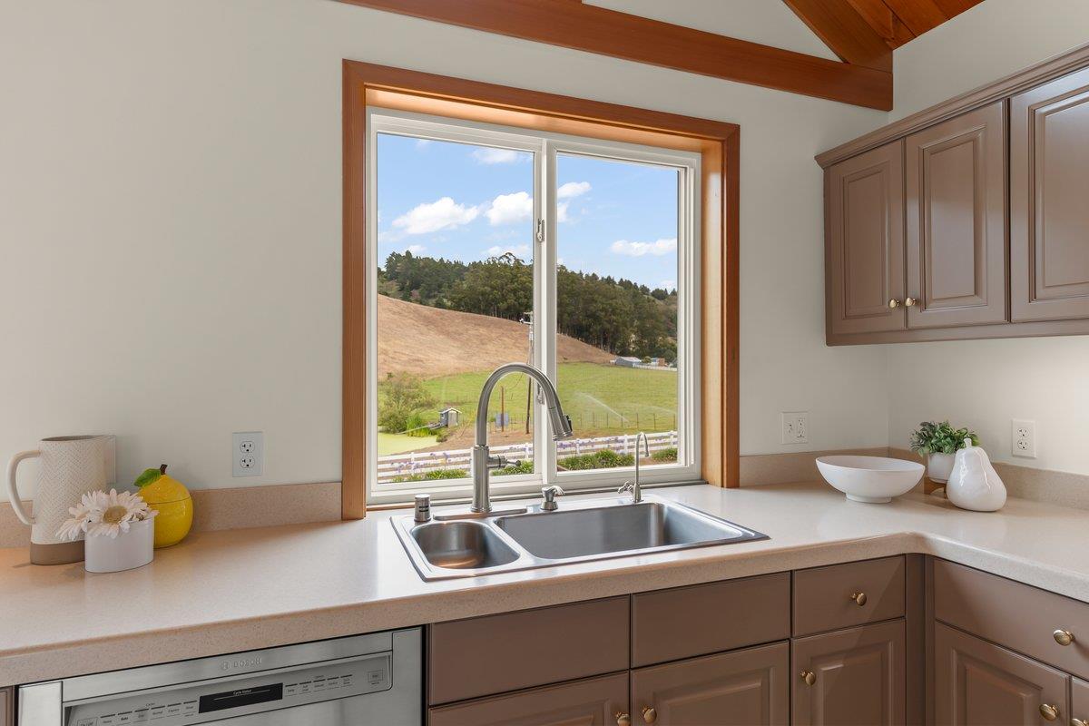 Detail Gallery Image 16 of 41 For 350 6th Ave, Half Moon Bay,  CA 94019 - 3 Beds | 2/1 Baths