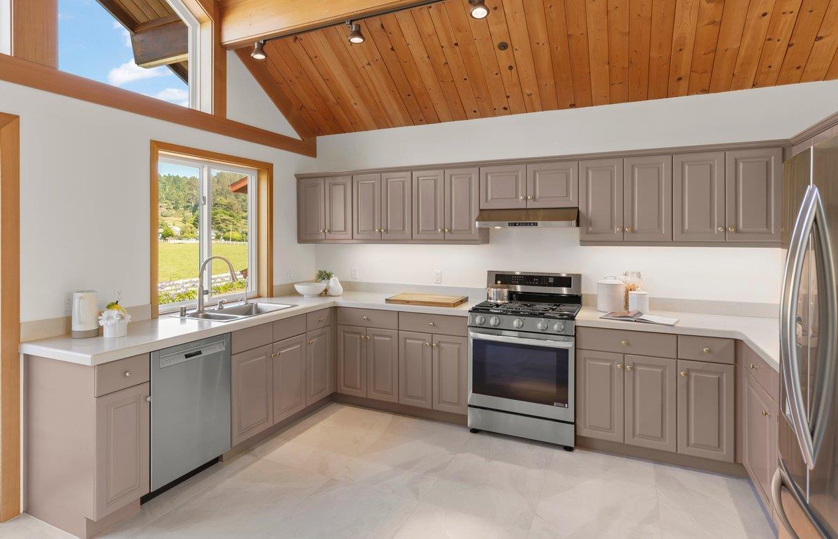 Detail Gallery Image 4 of 41 For 350 6th Ave, Half Moon Bay,  CA 94019 - 3 Beds | 2/1 Baths