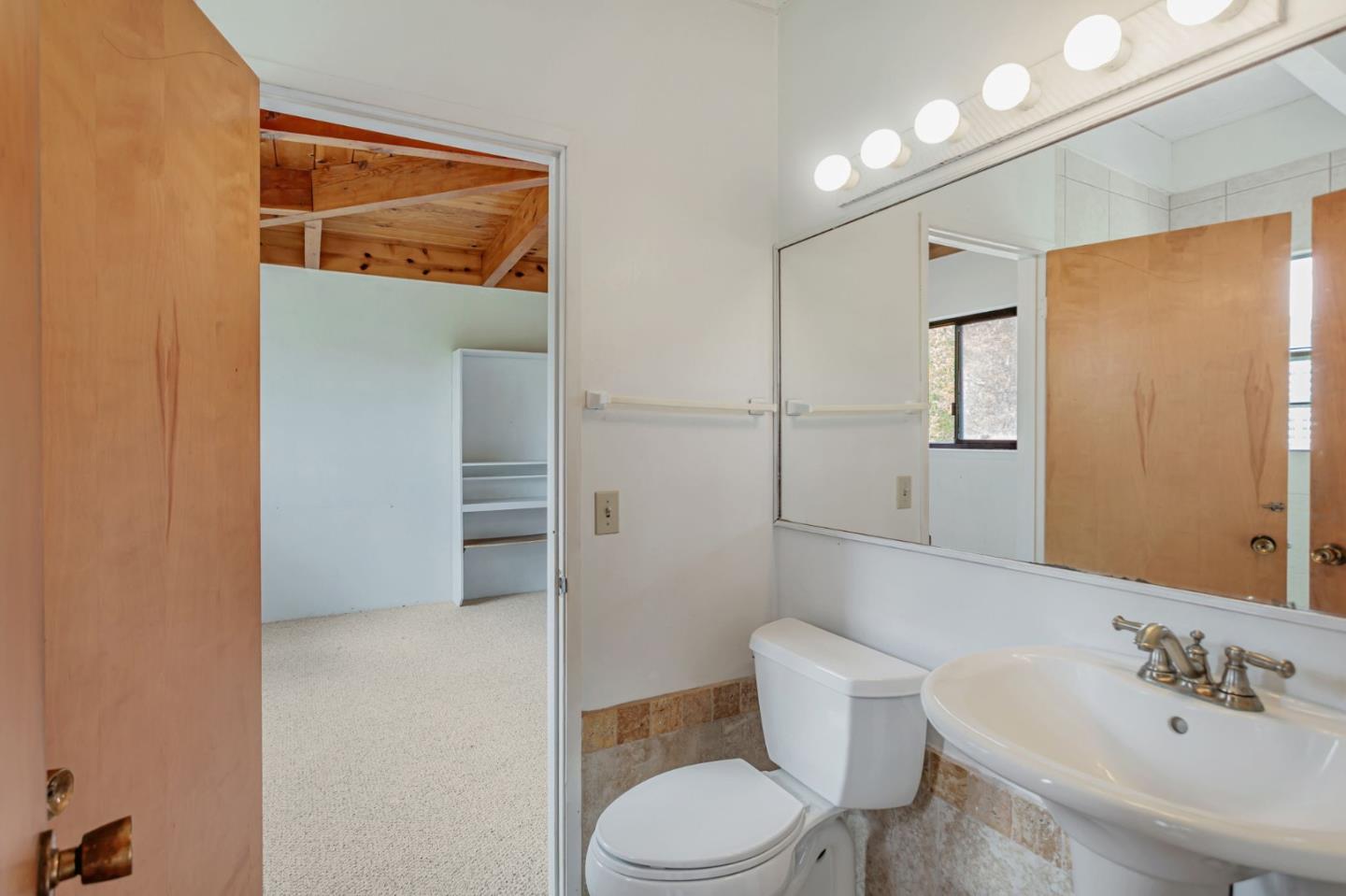Detail Gallery Image 18 of 23 For 105 Laureles Grade, Salinas,  CA 93908 - 5 Beds | 3/1 Baths