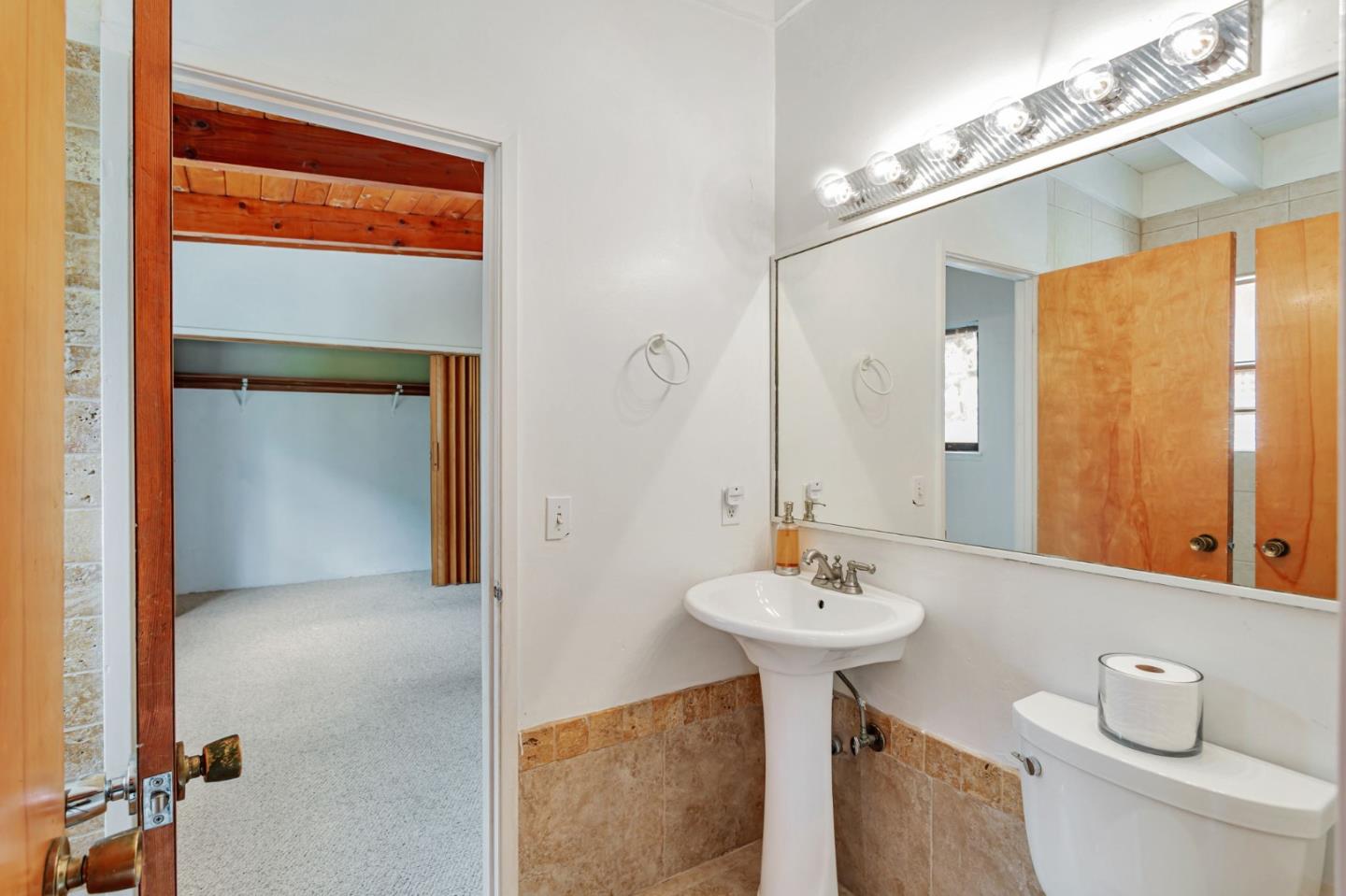 Detail Gallery Image 20 of 23 For 105 Laureles Grade, Salinas,  CA 93908 - 5 Beds | 3/1 Baths