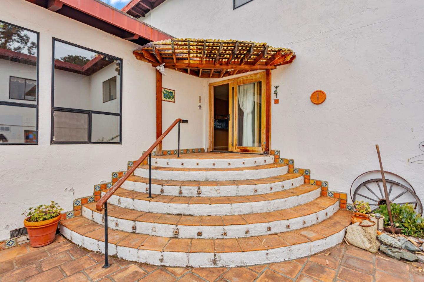 Detail Gallery Image 3 of 23 For 105 Laureles Grade, Salinas,  CA 93908 - 5 Beds | 3/1 Baths