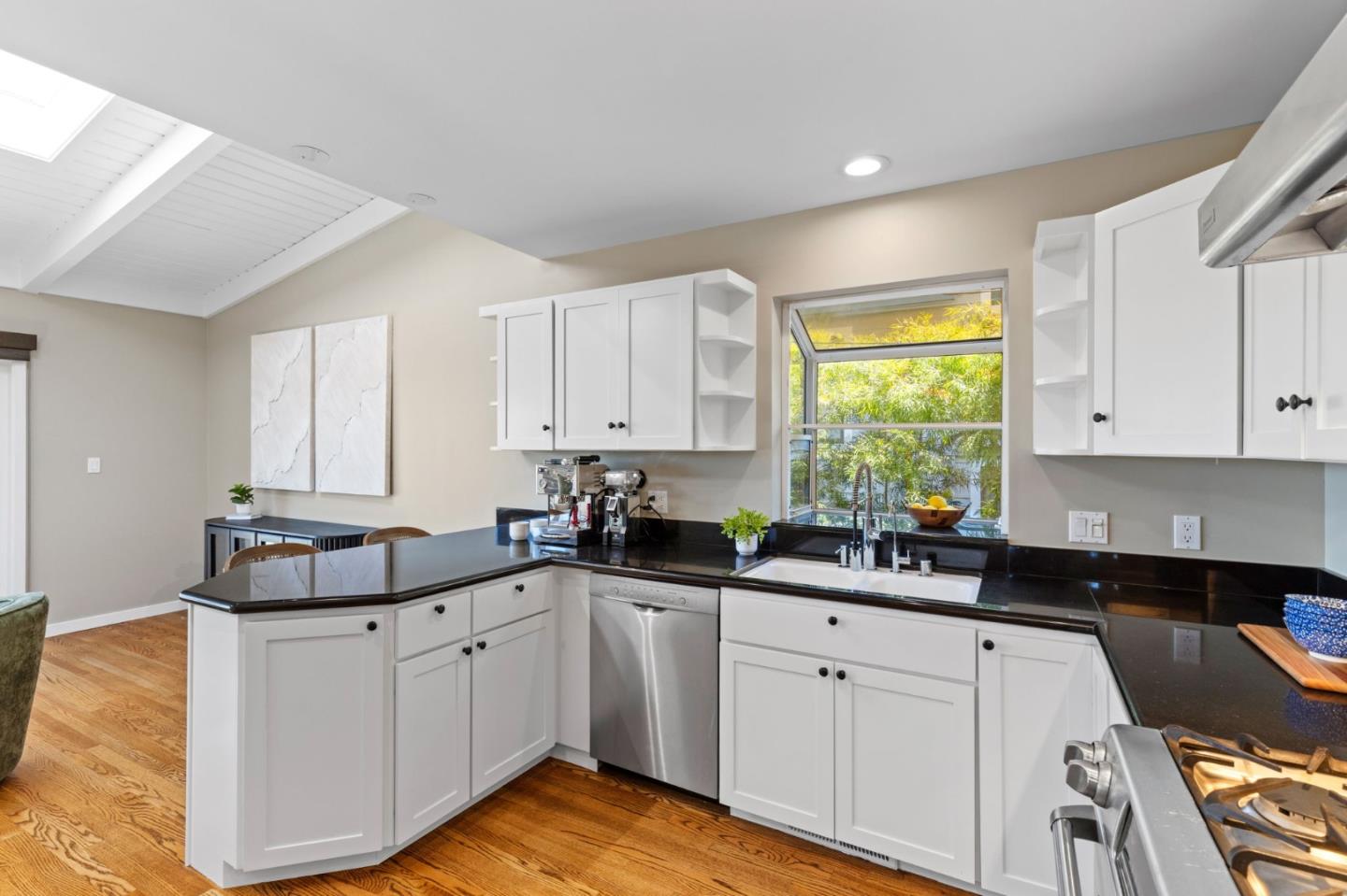 Detail Gallery Image 12 of 31 For 777 Bayview Way, Redwood City,  CA 94062 - 3 Beds | 2 Baths