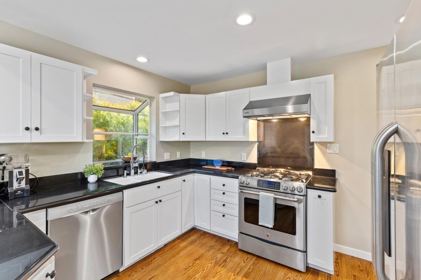 Detail Gallery Image 13 of 31 For 777 Bayview Way, Redwood City,  CA 94062 - 3 Beds | 2 Baths