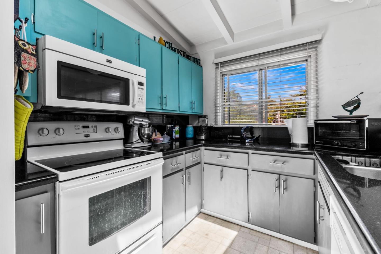 Detail Gallery Image 18 of 54 For 996 via Verde, Del Rey Oaks,  CA 93940 - 4 Beds | 2 Baths