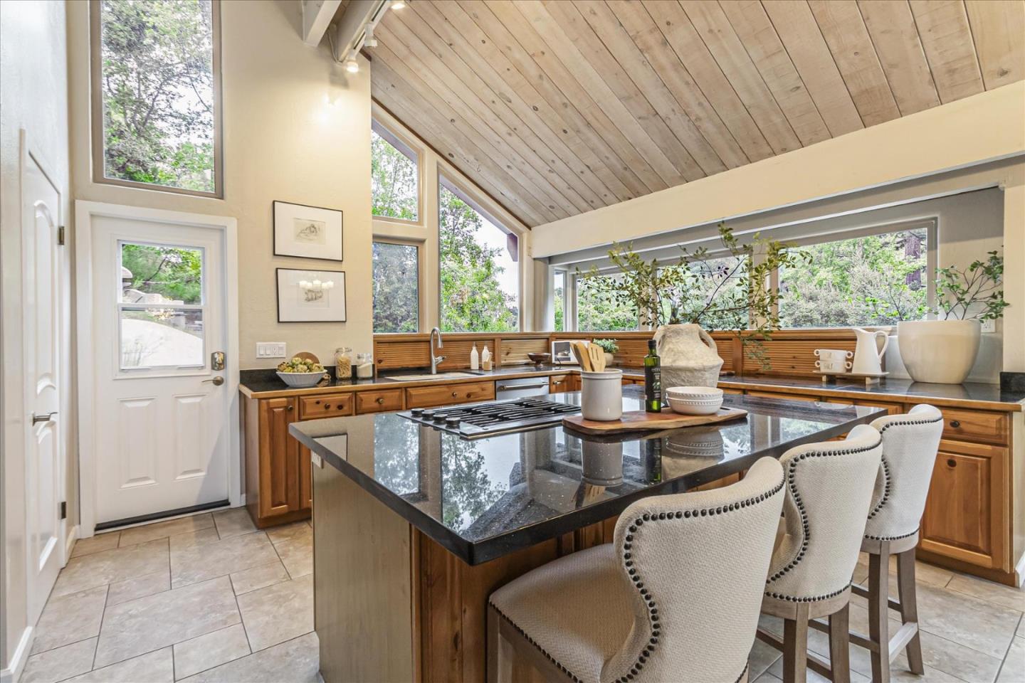 Detail Gallery Image 11 of 54 For 19233 Mountain Way, Los Gatos,  CA 95030 - 4 Beds | 2/1 Baths