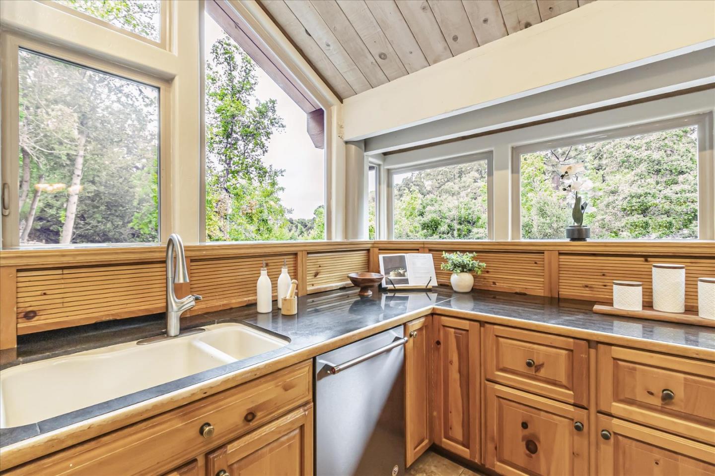 Detail Gallery Image 14 of 54 For 19233 Mountain Way, Los Gatos,  CA 95030 - 4 Beds | 2/1 Baths