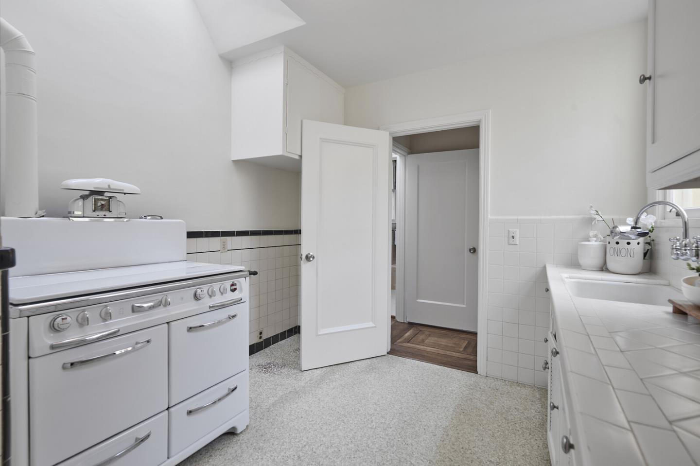 Detail Gallery Image 10 of 30 For 1482 38th Ave, San Francisco,  CA 94122 - 2 Beds | 1/1 Baths