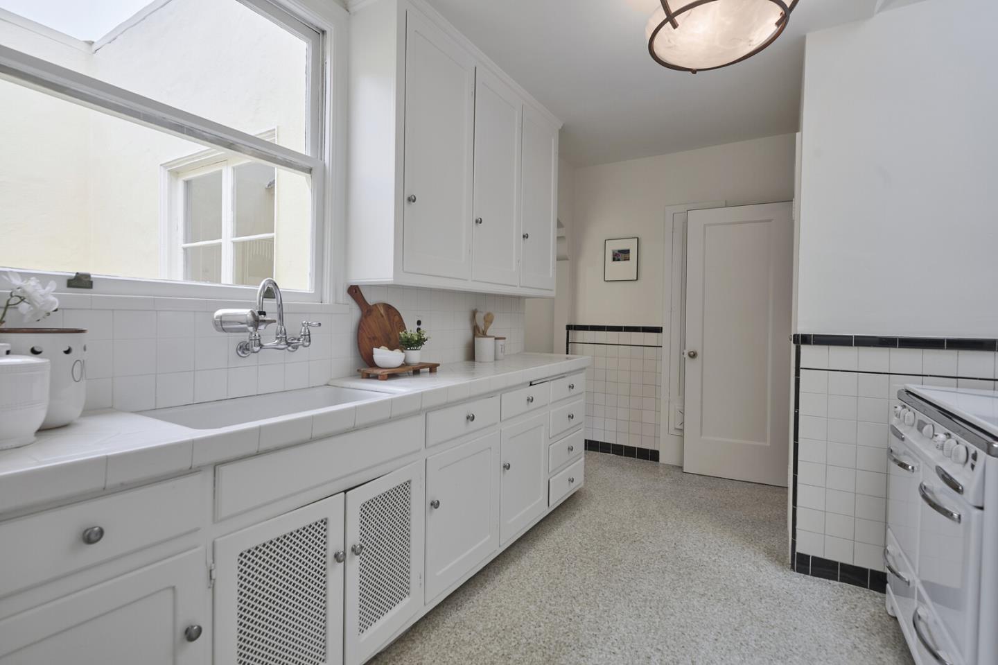 Detail Gallery Image 9 of 30 For 1482 38th Ave, San Francisco,  CA 94122 - 2 Beds | 1/1 Baths