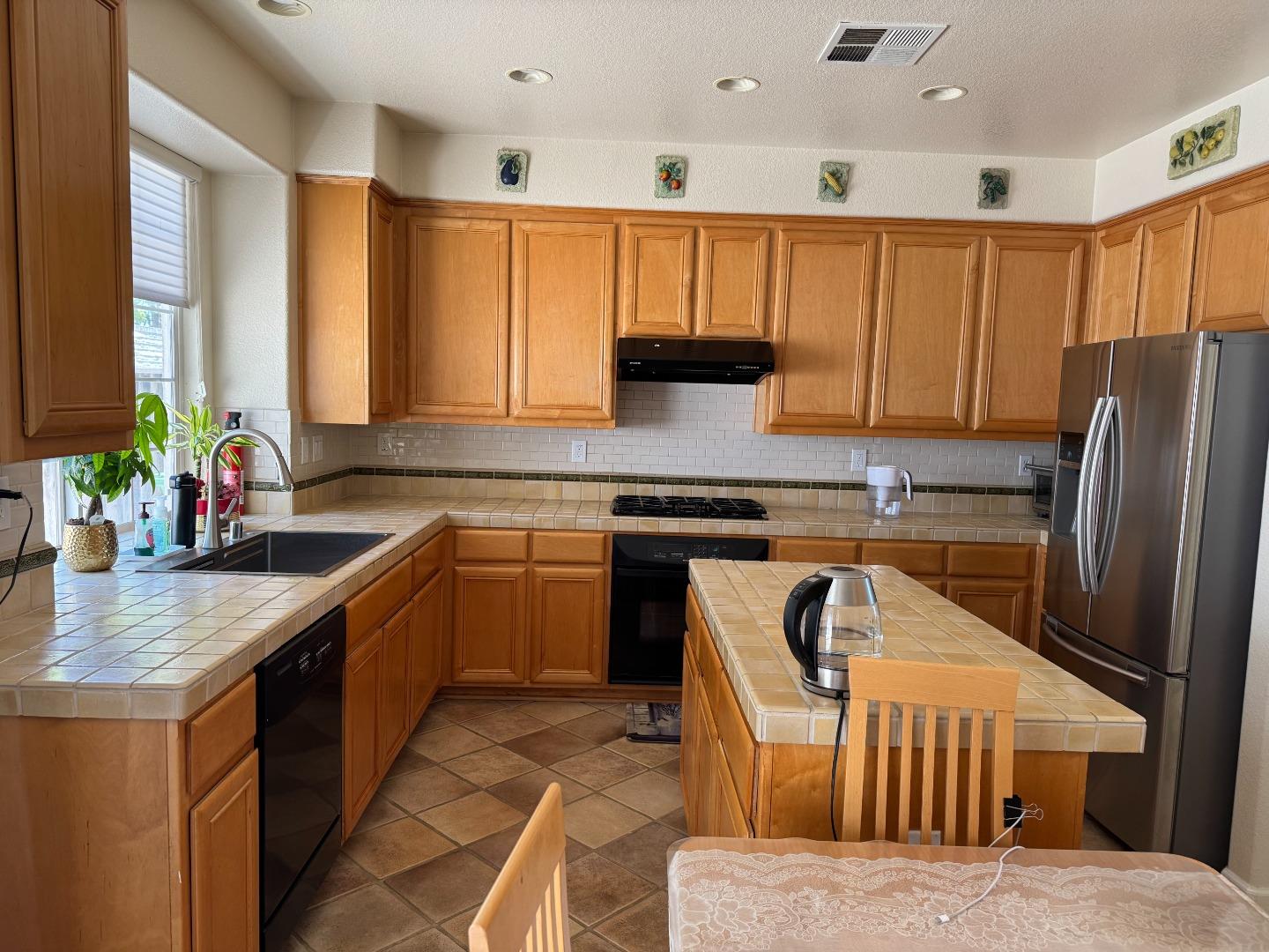 Detail Gallery Image 5 of 22 For 32425 Pacific Grove Way, Union City,  CA 94587 - 4 Beds | 3 Baths