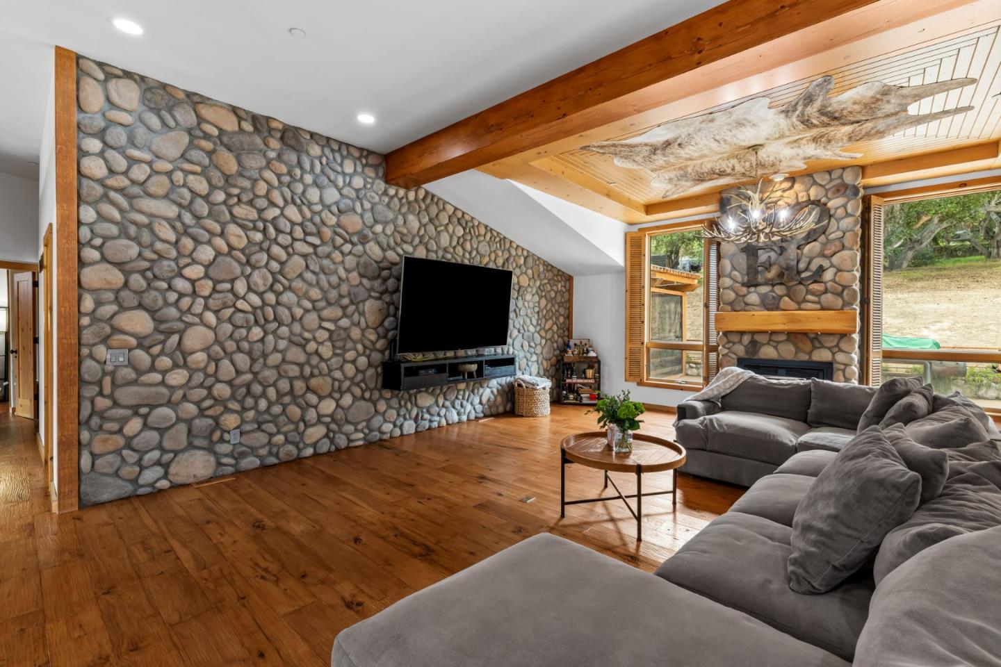 Detail Gallery Image 14 of 94 For 8697 Dyer Rd, Salinas,  CA 93907 - 3 Beds | 4 Baths