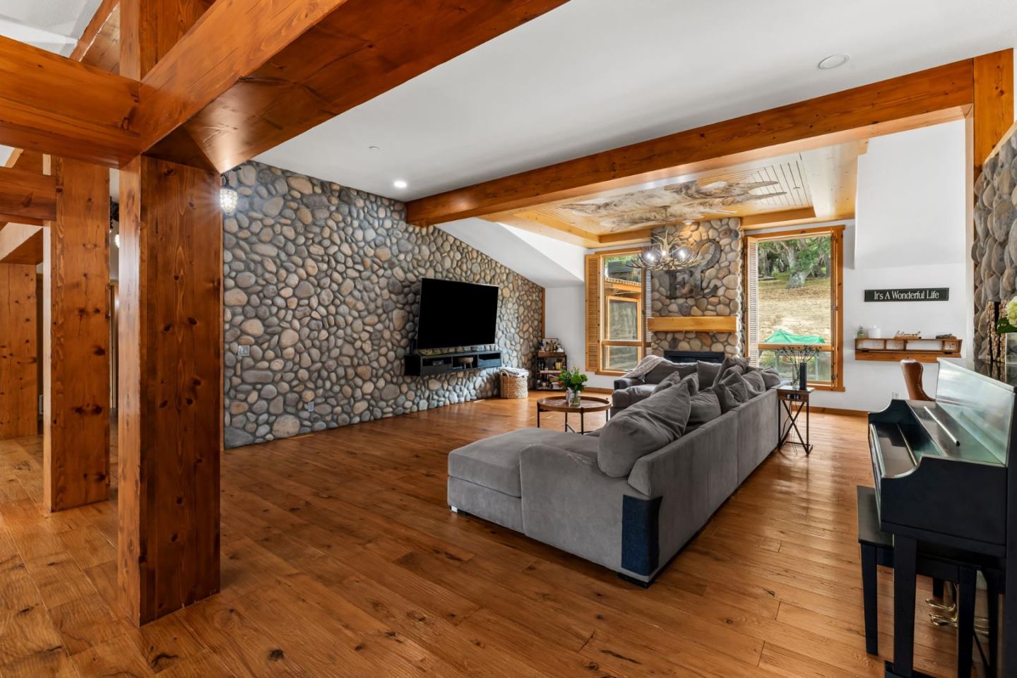 Detail Gallery Image 17 of 94 For 8697 Dyer Rd, Salinas,  CA 93907 - 3 Beds | 4 Baths