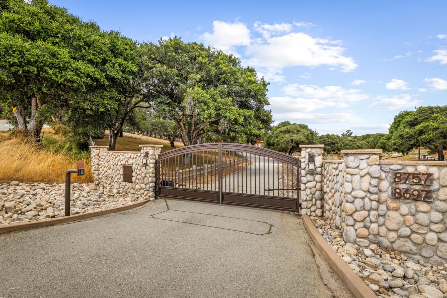 Detail Gallery Image 2 of 94 For 8697 Dyer Rd, Salinas,  CA 93907 - 3 Beds | 4 Baths