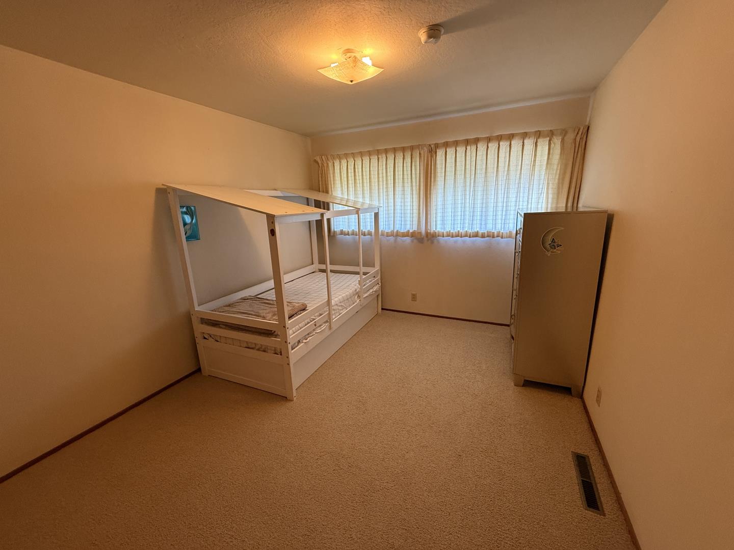 Detail Gallery Image 12 of 26 For 15292 Stratford Ct, Monte Sereno,  CA 95030 - 5 Beds | 3 Baths