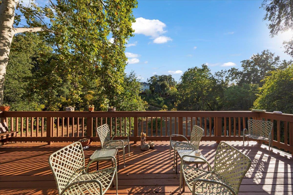 Detail Gallery Image 13 of 26 For 15292 Stratford Ct, Monte Sereno,  CA 95030 - 5 Beds | 3 Baths