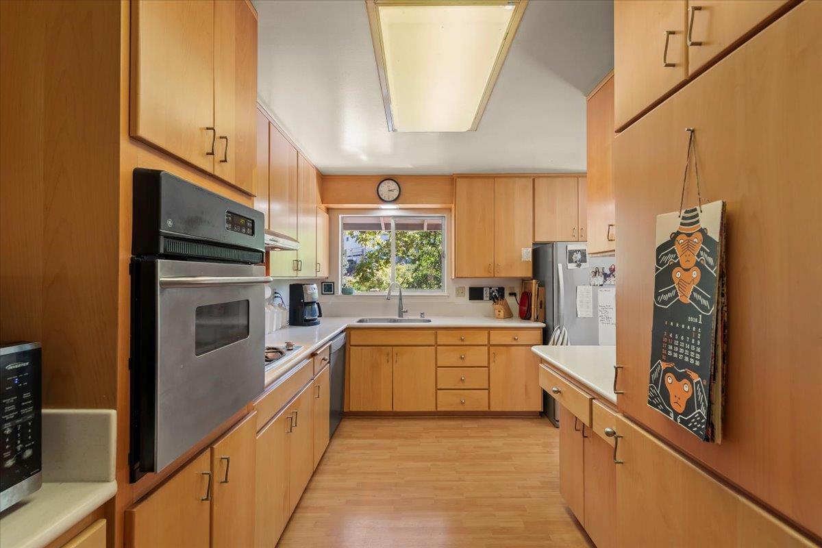 Detail Gallery Image 8 of 26 For 15292 Stratford Ct, Monte Sereno,  CA 95030 - 5 Beds | 3 Baths